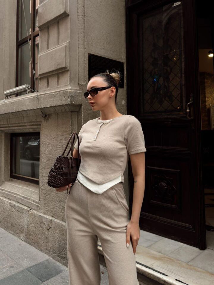 Düğme Yakalı Alt Üst Takım Bej